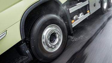 Chuva: Dicas para conduzir com segurança durante períodos chuvosos